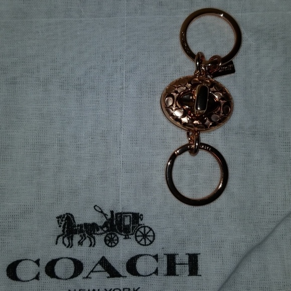 New Coach Rose Gold Sig Turnlock Valet Keychain - Picture 1 of 8